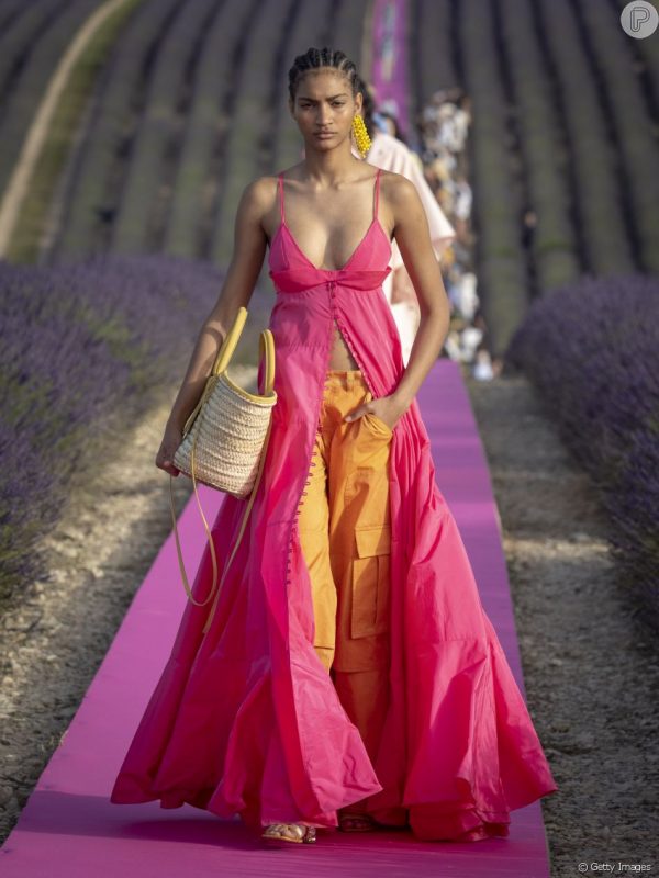 Desfile da Jacquemus na França: a calça cargo laranja foi misturada ao vestido longo