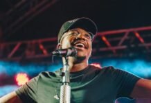 O cantor Mumuzinho fará sua primeira live hoje (7) com o título “Eu Mereço Ser Feliz”