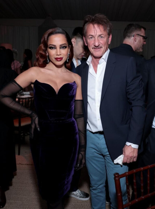 Anitta veste Mugler e posa ao lado do ator Sean Penn