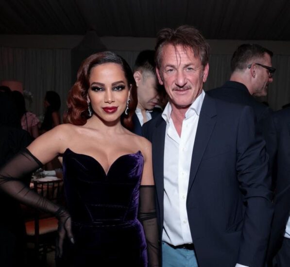 Anitta veste Mugler e posa ao lado do ator Sean Penn