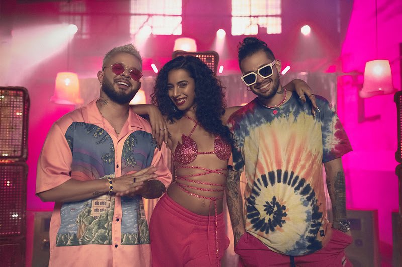 Wallace Vianna, Marina Sena e Pedro Breder nos bastidores da gravação do clipe “Foi Match”