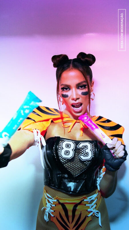 Anitta distribui Beats Ice Pops só para vacinados no “Ensaios da Anitta”