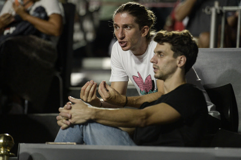 Filipe Luis e Rodrigo Caio assistem partida - Foto: Dhavid Normando/AGIF