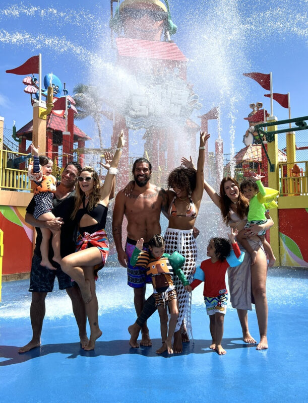 Sheron Menezzes curte férias com a família no Beach Park
