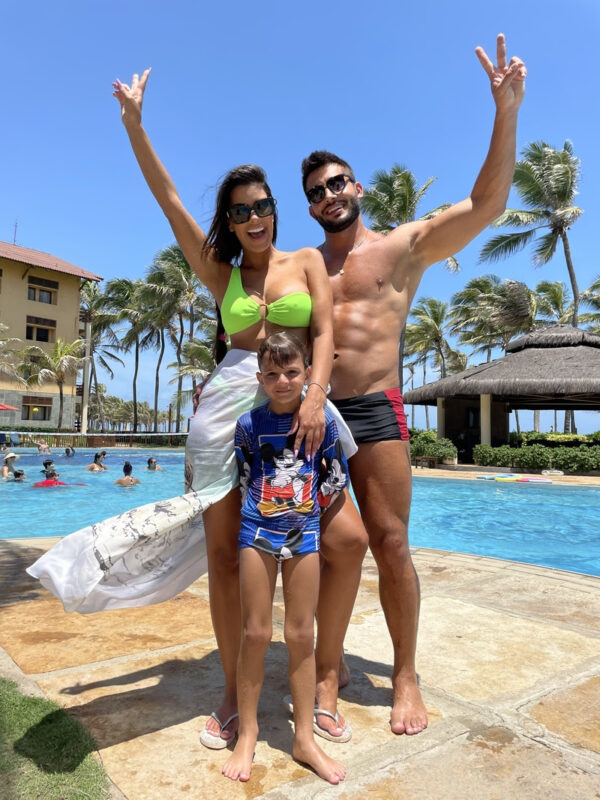 Ex-BBB Ivy Moraes e a família no Beach Park