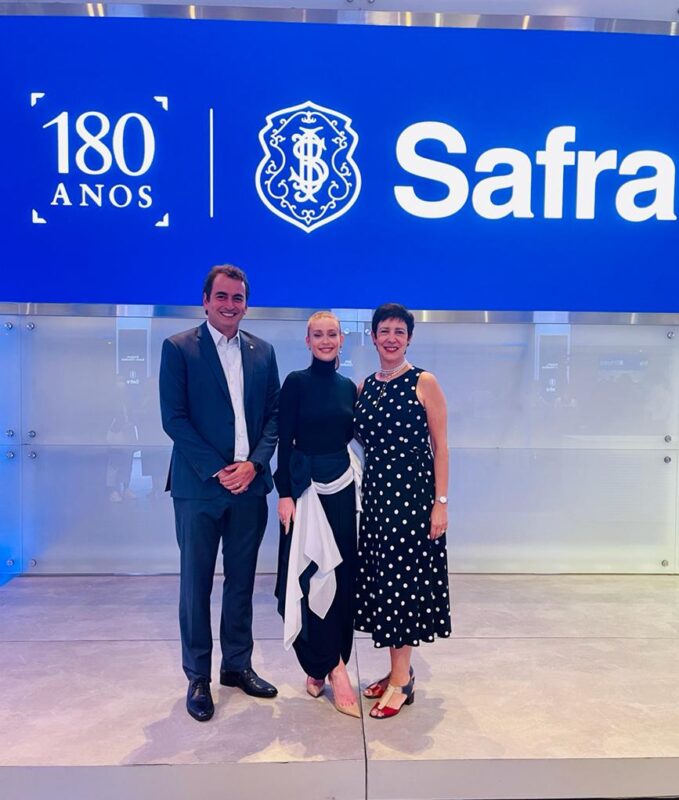Ricardo Negreiros, CEO da Safra Asset, Marina Ruy Barbosa e Beatriz Galloni, diretora de Marketing e Sustentabilidade do Banco Safra - Foto: divulgação.