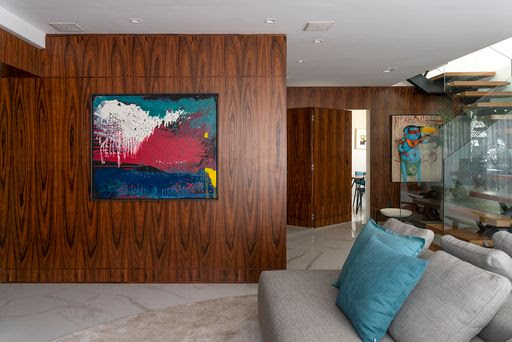 Acabamentos neutros com toques de cor em apartamento assinado pelo Estúdio Marion - Foto: divulgação.
