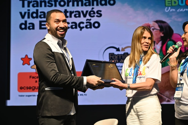 Gil do Vigor palestra em congresso brasileiro sobre qualificação profissional para jovens e fala sobre a importância da educação em sua vida, além de ser homenageado