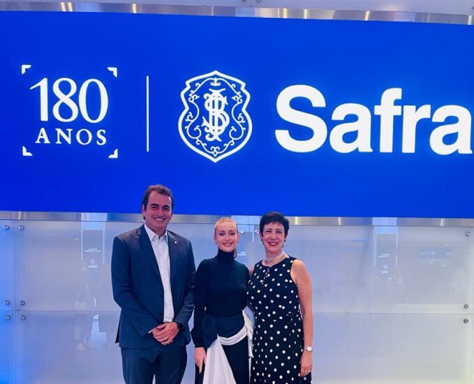 Ricardo Negreiros, CEO da Safra Asset, Marina Ruy Barbosa e Beatriz Galloni, diretora de Marketing e Sustentabilidade do Banco Safra - Foto: divulgação.