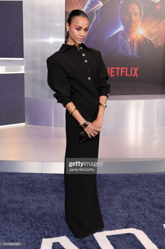 Zoe Saldaña usa Tiffany & Co. na premiere de The Adam Project - Foto: divulgação.