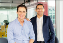 O empresário e novo sócio da AKMX, Carlos Casagrande, e o CEO da marca, Edson Sá - Foto: divulgação.