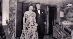 Salvatore and Wanda Ferragamo a bordo do Queen Elizabeth que os levou para os Estados Unidos para receber o Neiman Marcus Award, 1947.