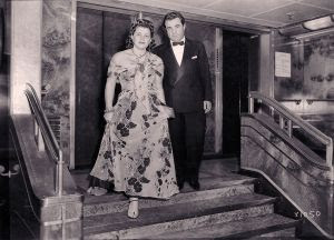 Salvatore and Wanda Ferragamo a bordo do Queen Elizabeth que os levou para os Estados Unidos para receber o Neiman Marcus Award, 1947.