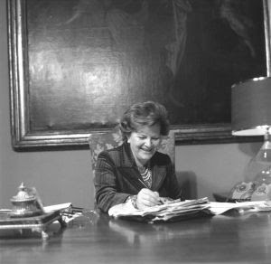 Wanda Ferragamo em seu escritório, 1980.
