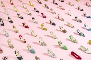 Os sapatos no guarda-roupa: seleção de modelos de Salvatore Ferragamo, criados entre 1955 e 1965.